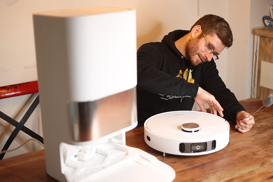 The Dreame L10s Ultra is seen from the side.